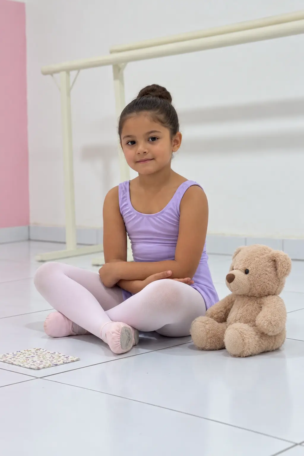 Aluna de ballet do Instituto João e Maria sentada na sala de dança